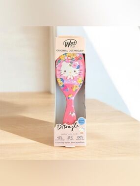 NEW Hello Kitty Limited Edition Original Detangler Wet Brush Pink Floral